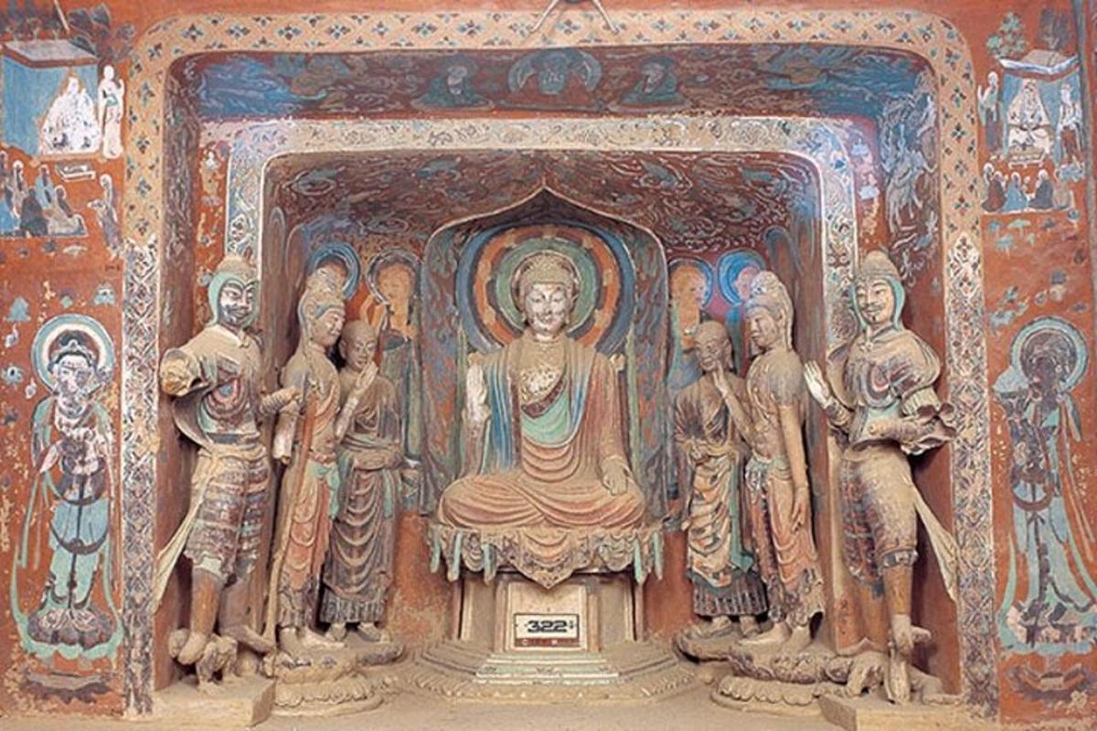un muro con dipinto di una statua