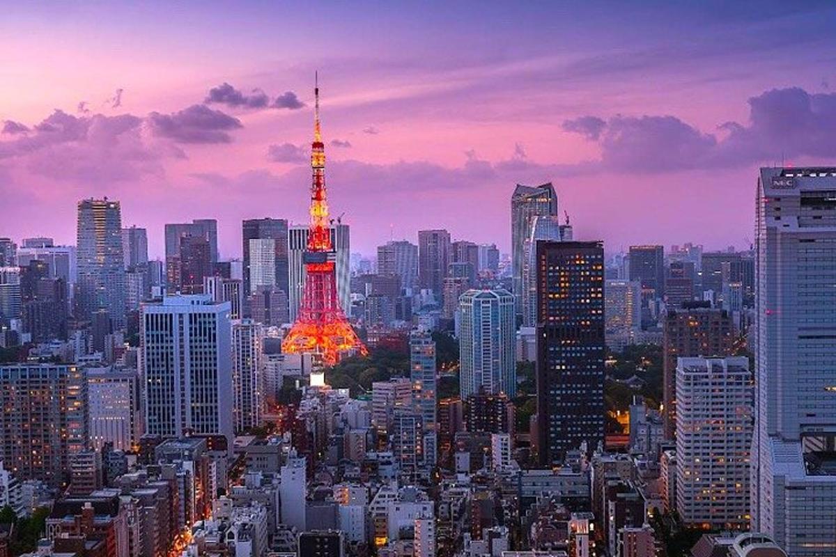 uno skyline della città con la torre Eiffel di notte