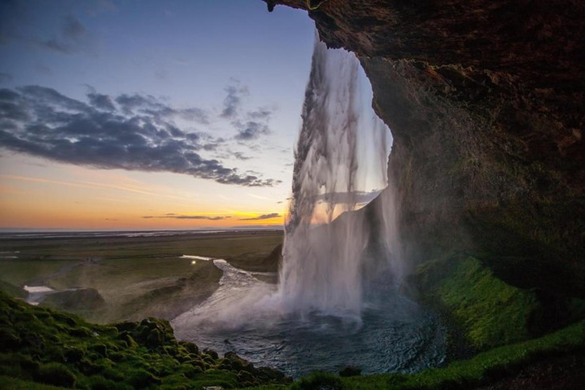 una cascata esce da una scogliera