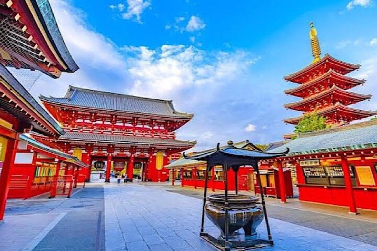 un grande edificio rosso con una pagoda di fronte