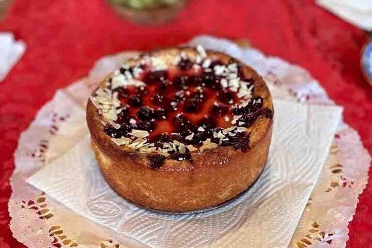 isang cake na nakaupo sa isang plato sa isang mesa