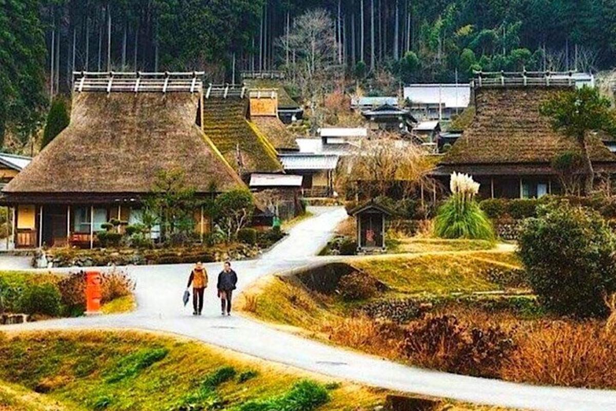due persone che camminano lungo una strada in un villaggio