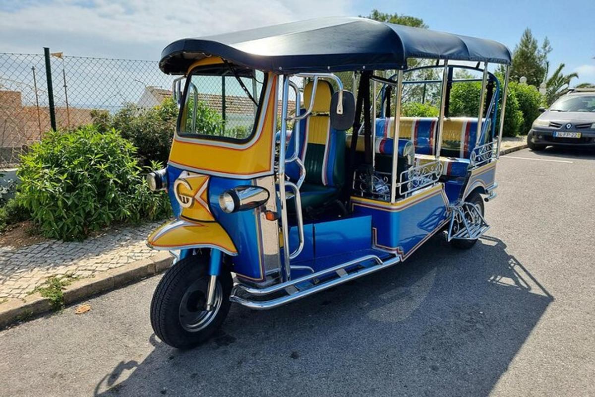路上に小型車が駐車されている