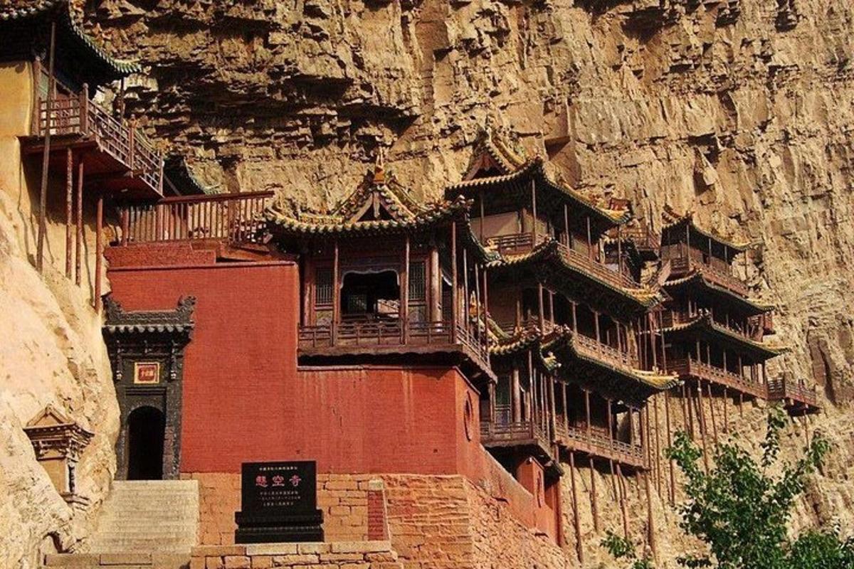 山边的一座建筑