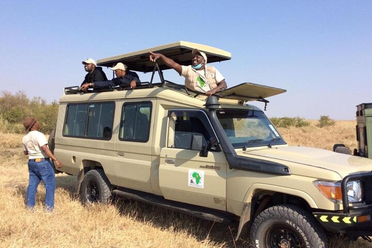 een groep mensen die op het dak van een jeep staat