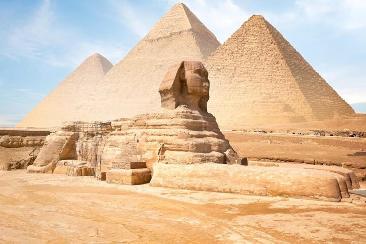 sebuah patung di hadapan piramid giza