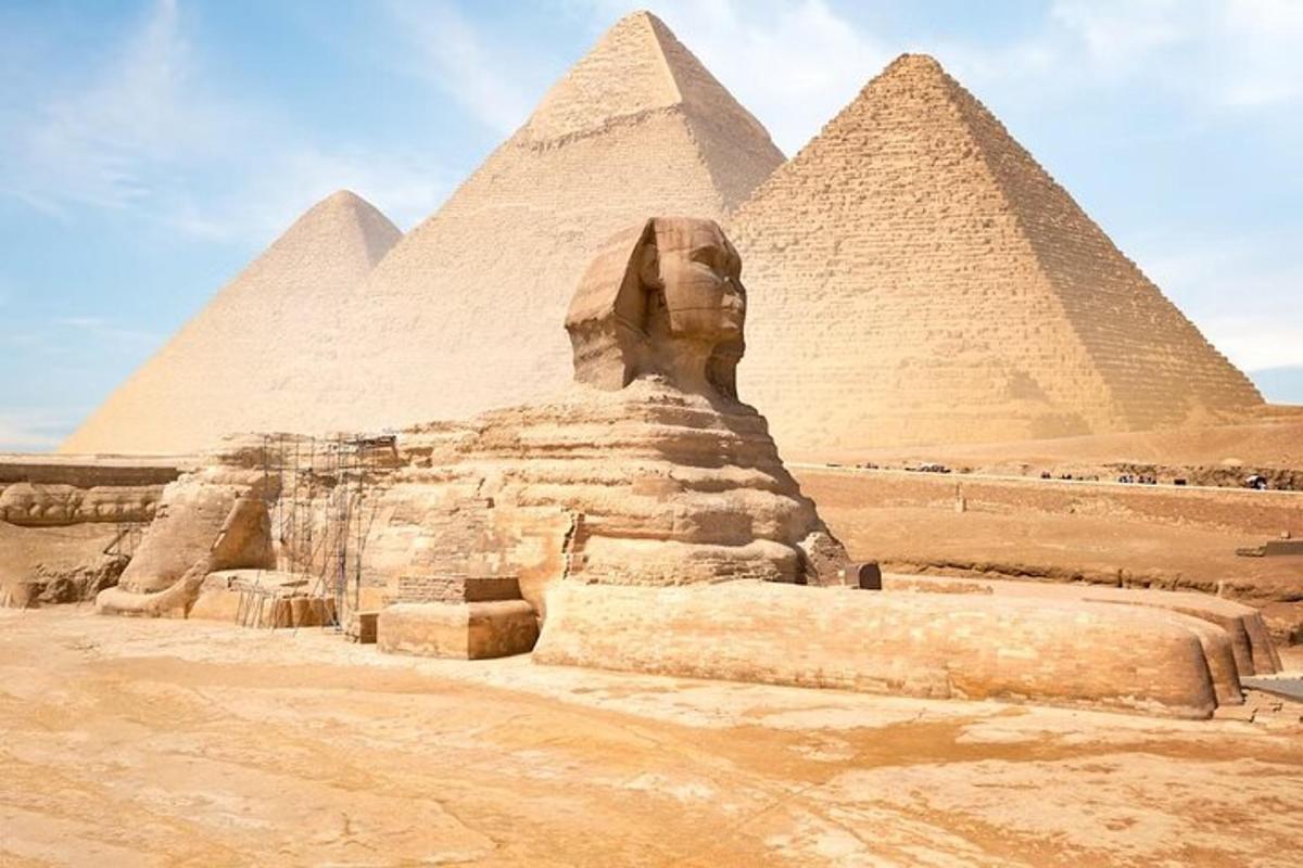 en statue foran pyramidene i Giza