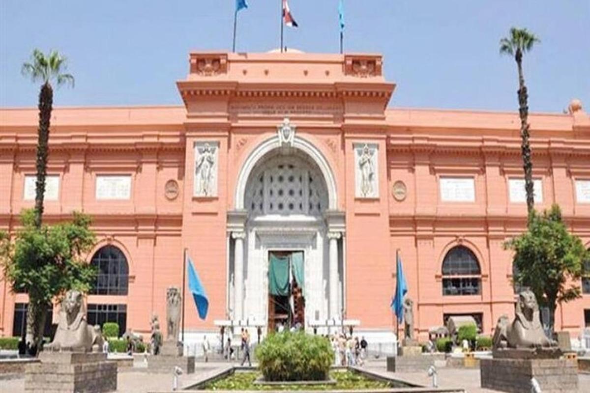 sebuah bangunan besar dengan dua bendera di hadapannya