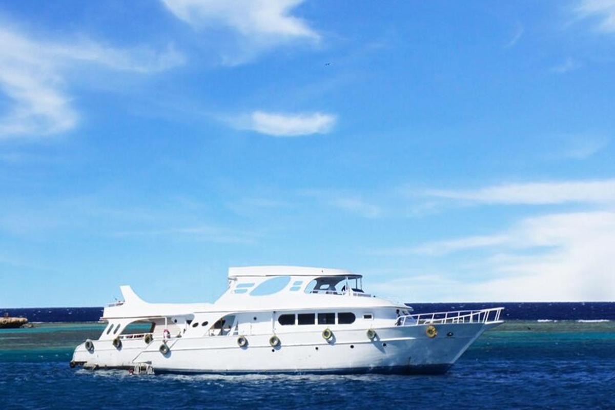 een witte boot in het water op de oceaan
