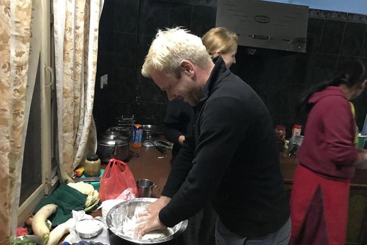 maður stendur í eldhúsi og útbýr mat á pönnu