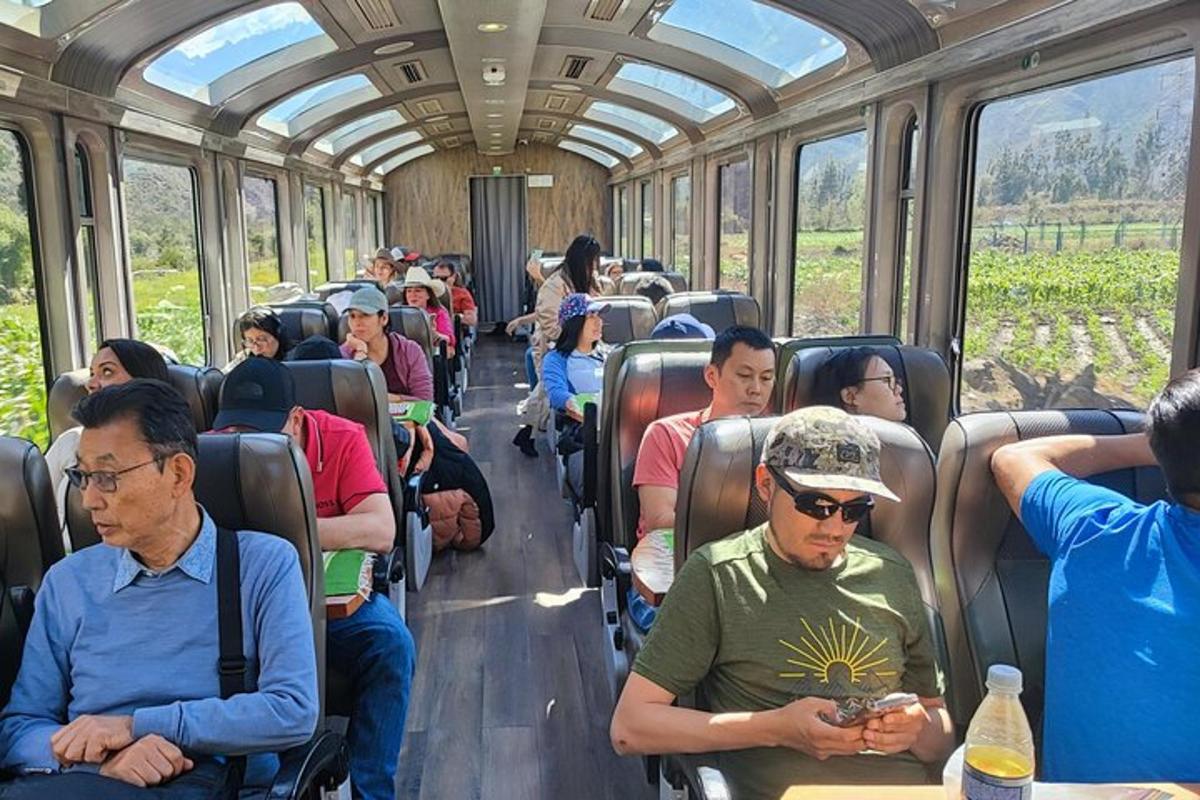 skupina lidí jedoucích ve vlaku