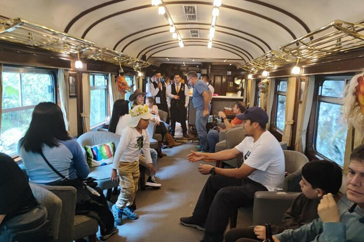 電車の中に座っている人々のグループ