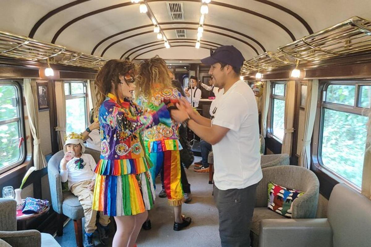 電車の中に立っている男性と女性