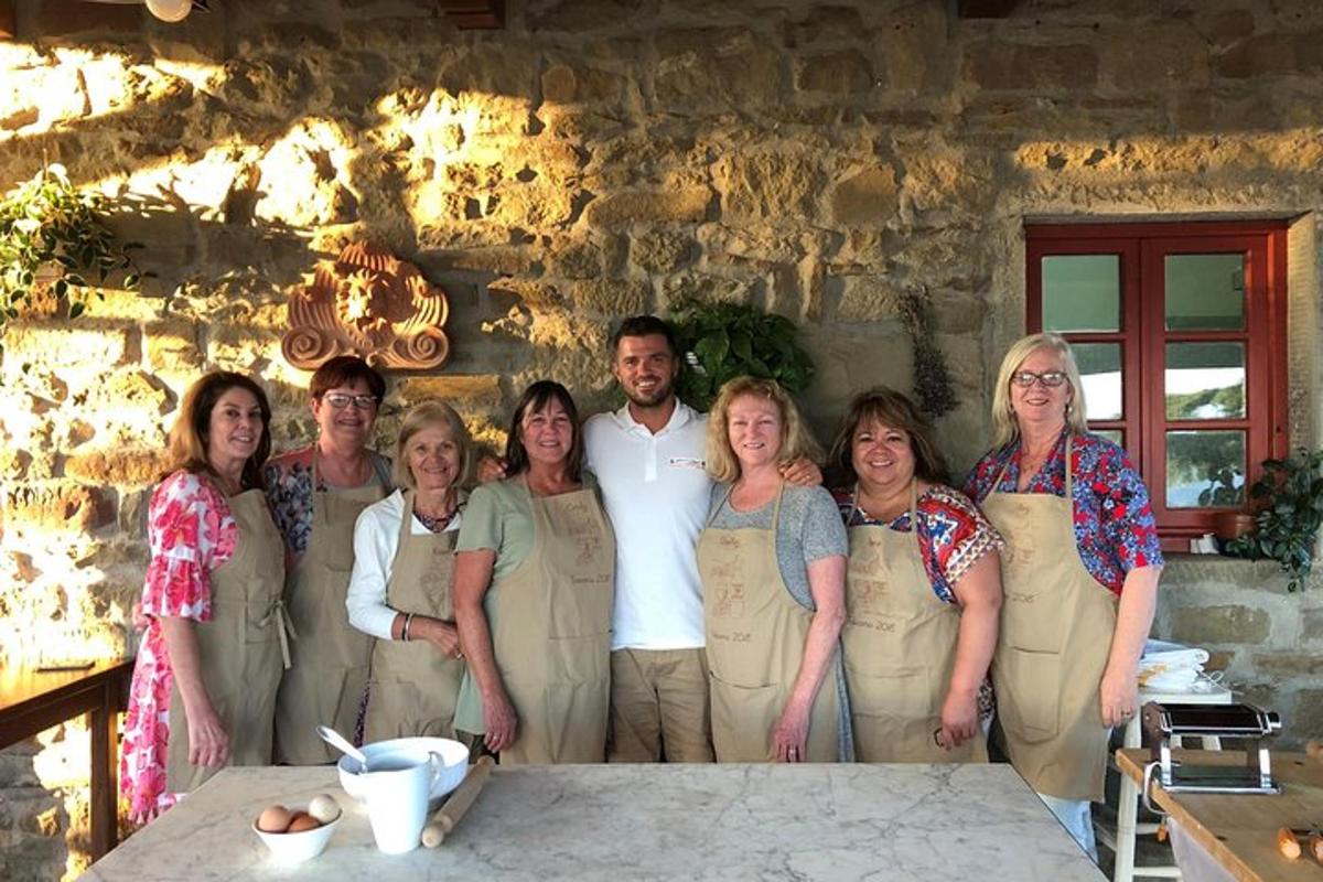 un grup de persones posant per a una foto a una taula