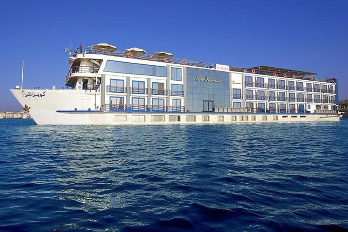 una grande nave da crociera in acqua