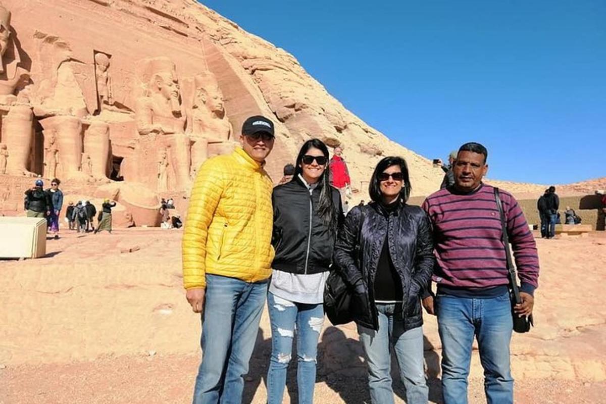un gruppo di persone in piedi di fronte all'araoh