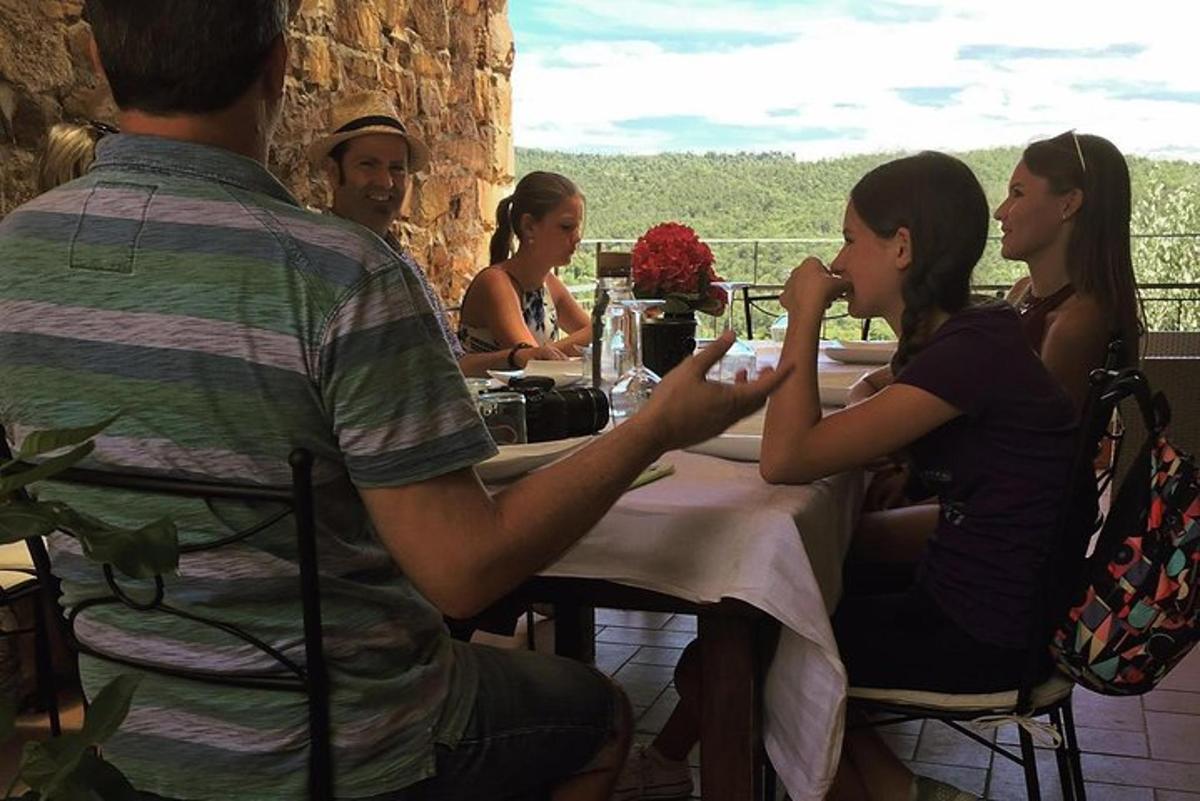 un grup de persones assegudes a una taula en un restaurant