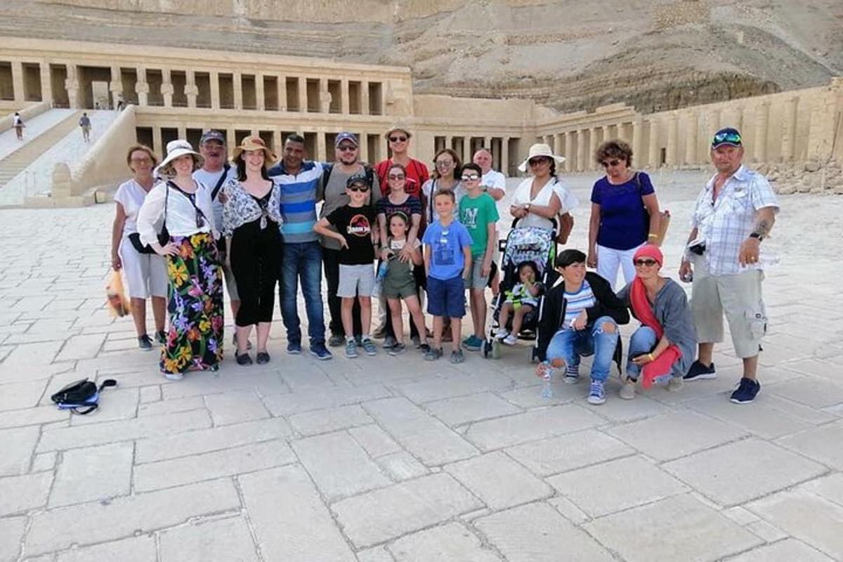 un grup de oameni care pozează pentru o fotografie în fața unei clădiri