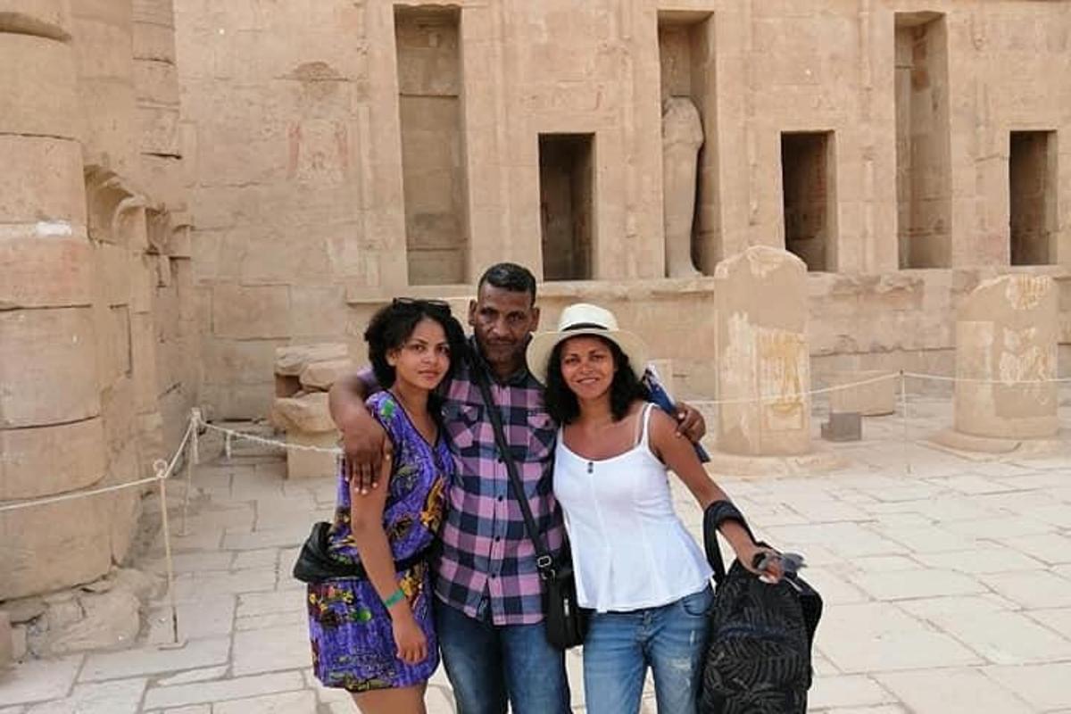 un uomo e due donne in piedi davanti a un edificio
