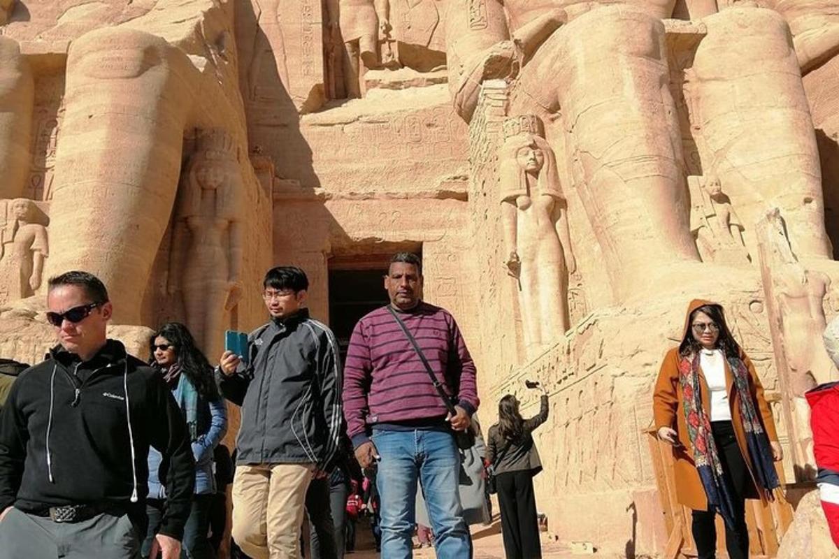 un gruppo di persone che camminano davanti agli Araoh