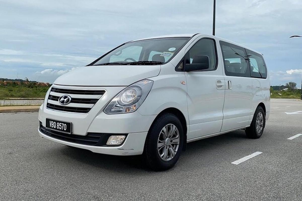 sebuah van putih diletakkan di tempat letak kereta