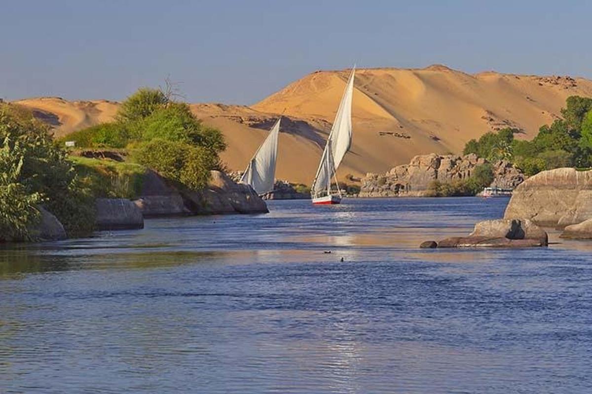 twee zeilboten op een rivier in de woestijn
