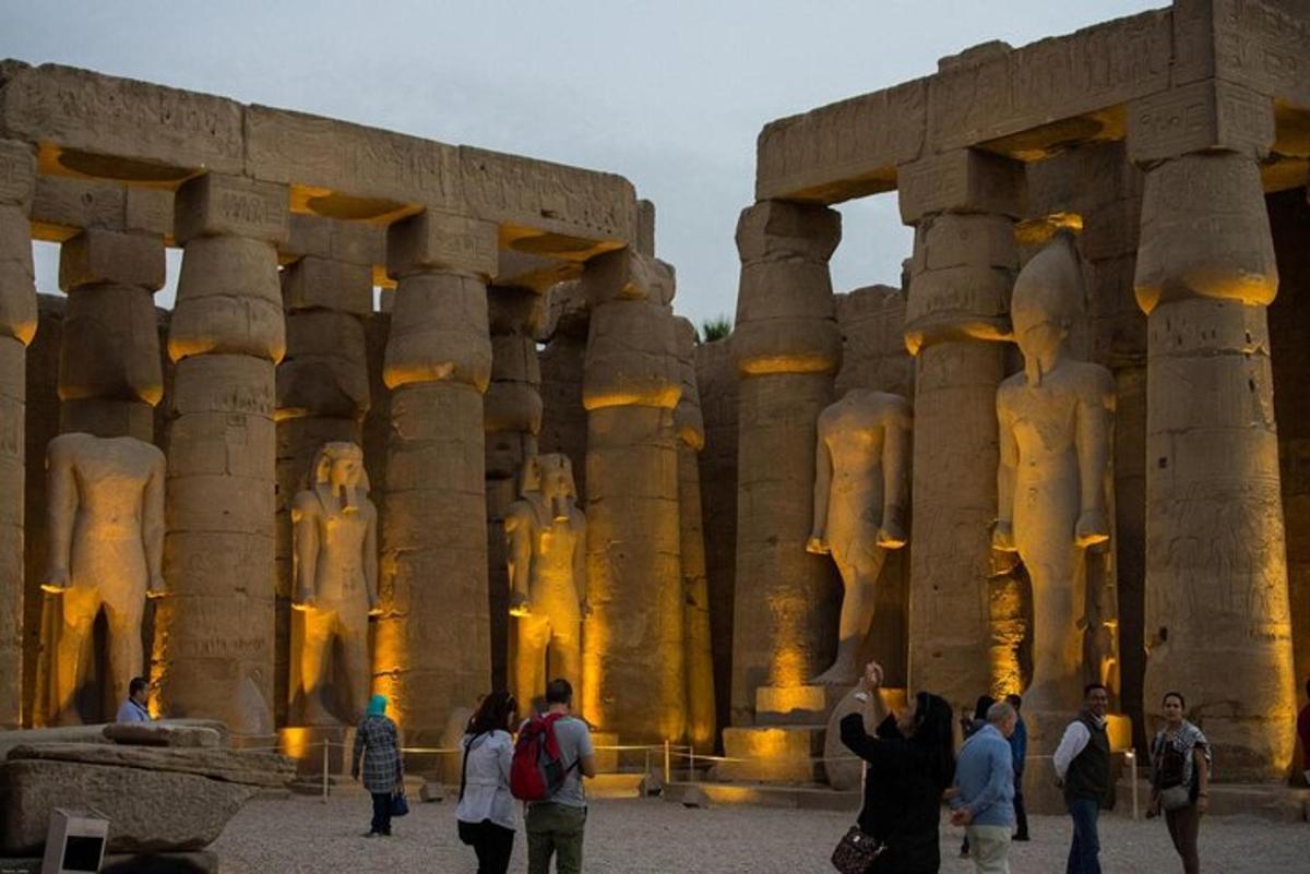 un grup de persones dempeus davant d'un edifici