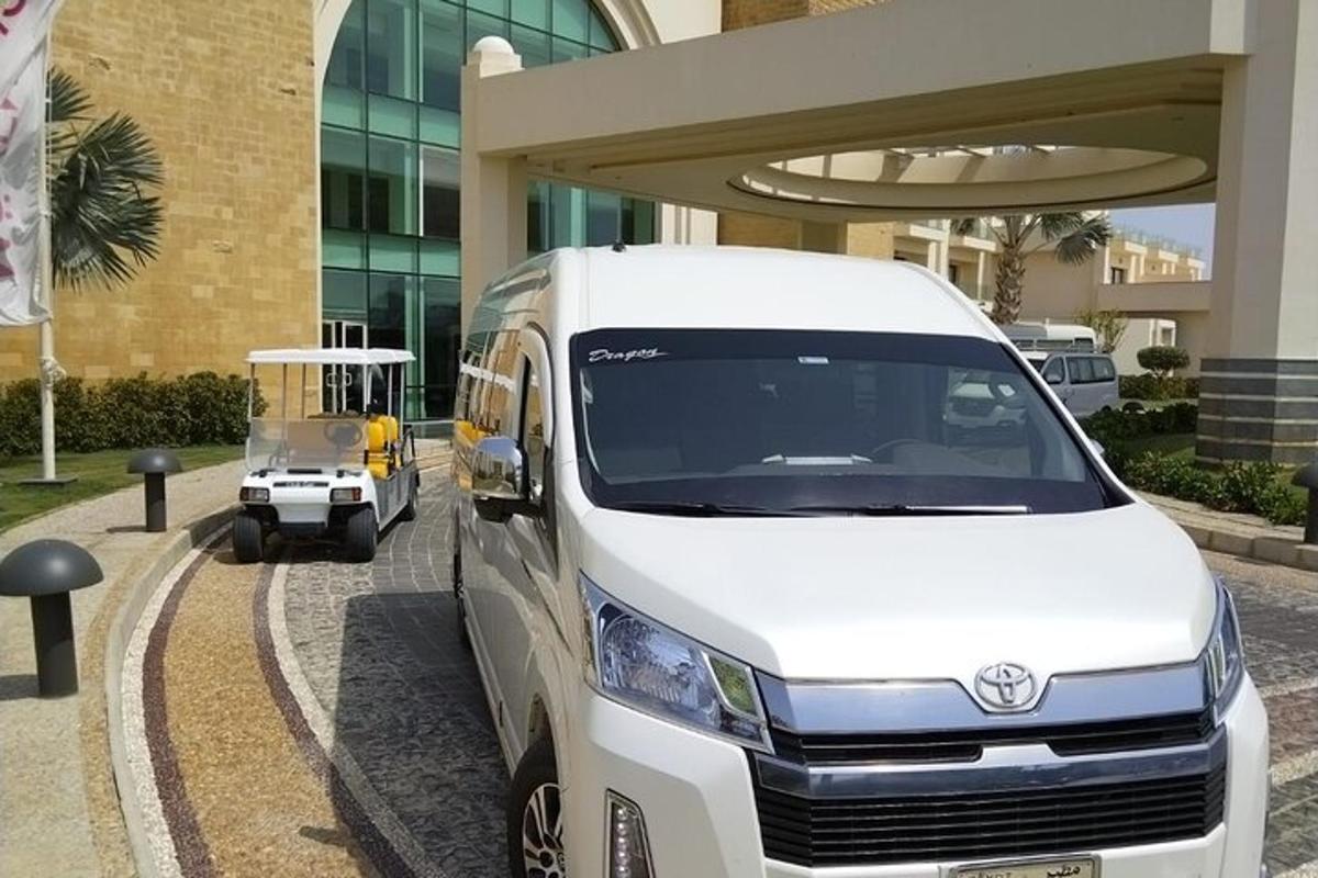 egy fehér furgon parkolt egy épület előtt