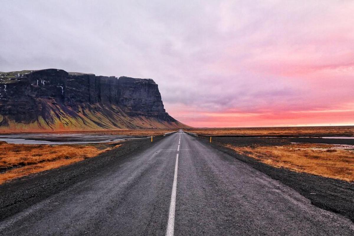 una carretera buida amb una muntanya al fons