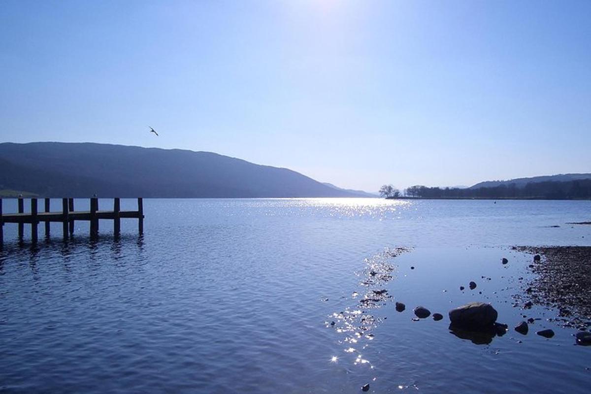 un cuerpo de agua con un muelle en el medio