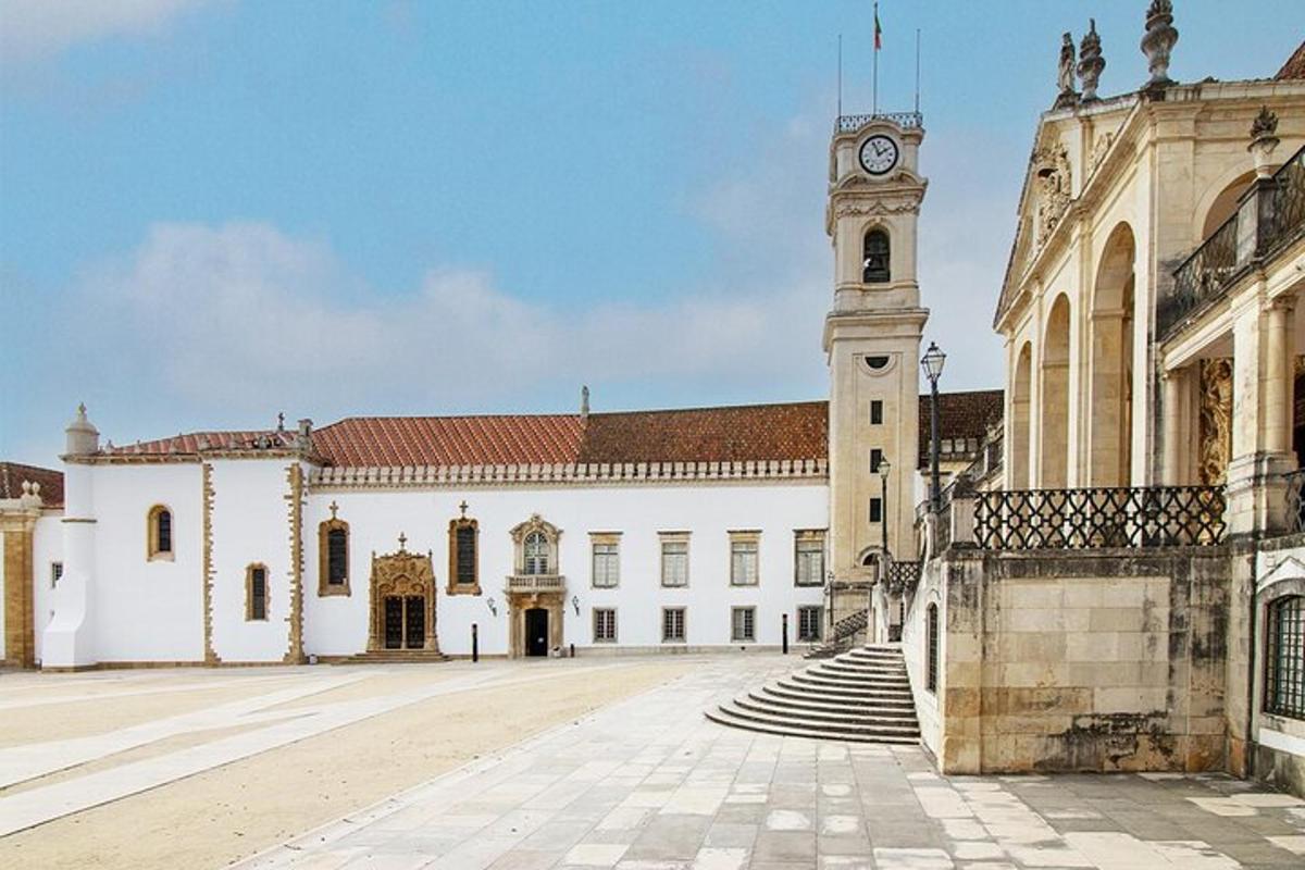 un grande edificio bianco con una torre dell'orologio su di esso