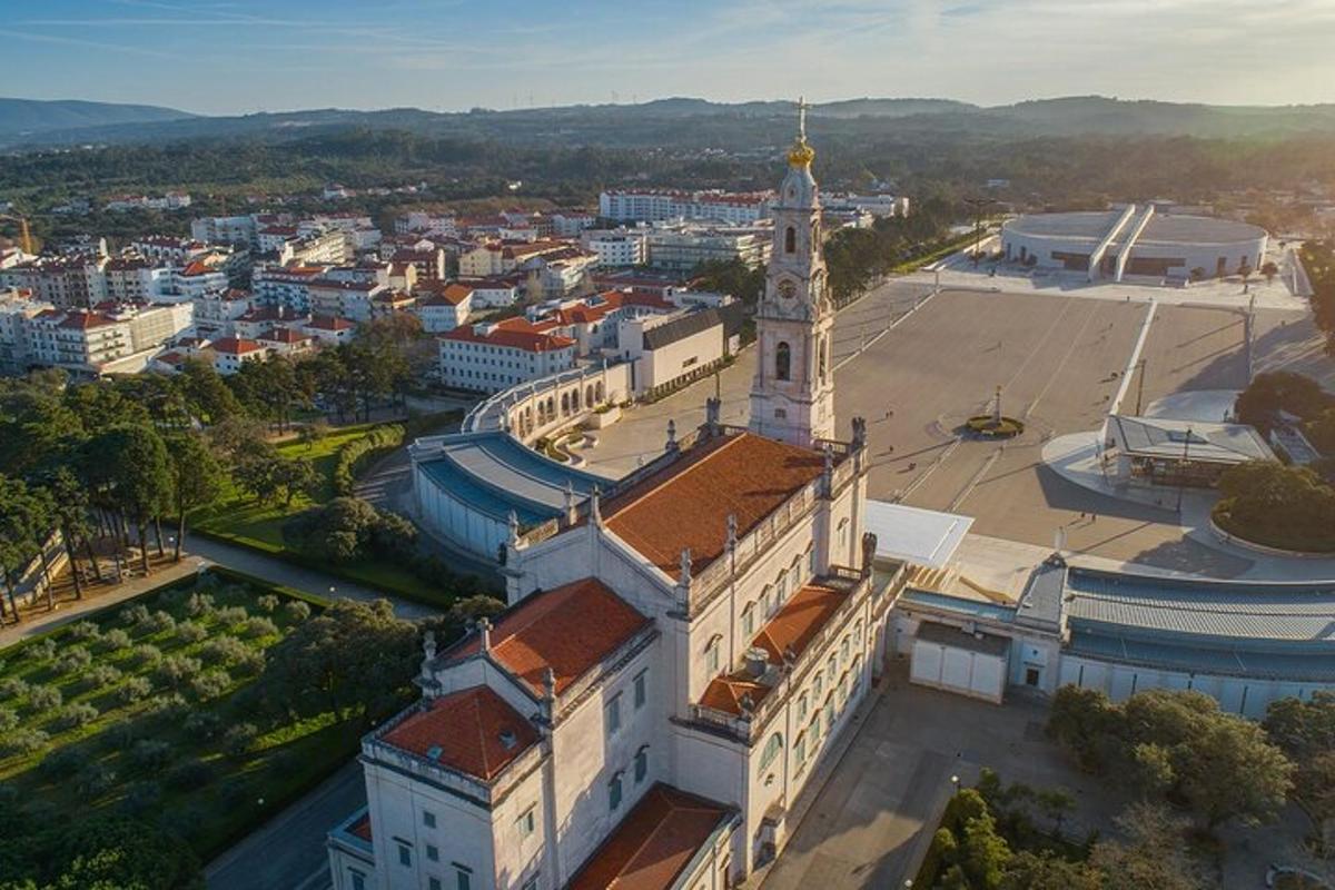 una vista aerea di un edificio con una torre dell'orologio