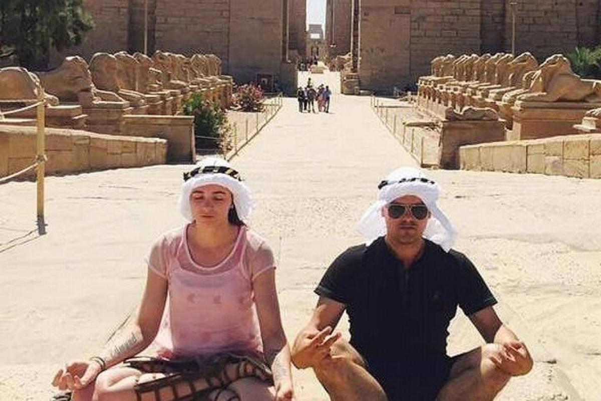 un home i una dona asseguts a terra de l'aiseum