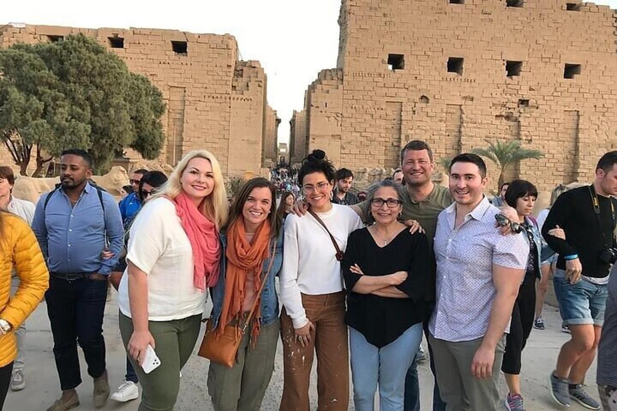 un gruppo di persone in piedi davanti a un edificio