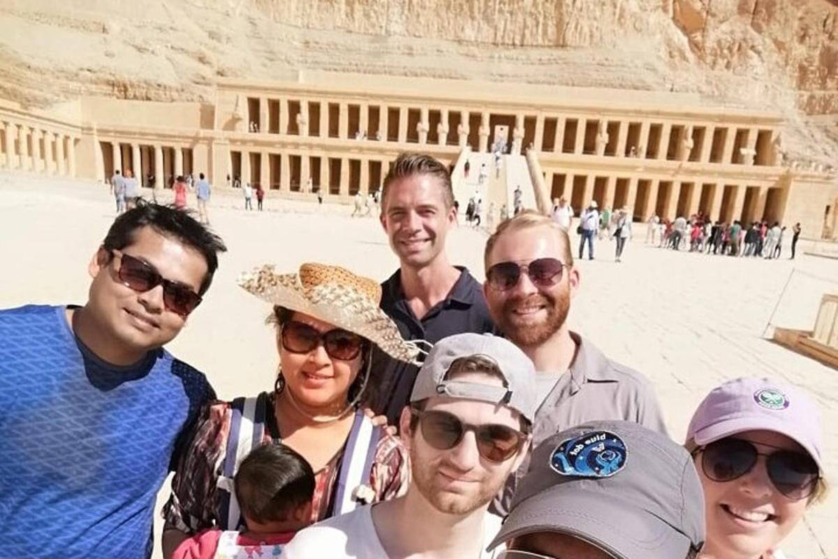 un gruppo di persone in piedi davanti a un edificio
