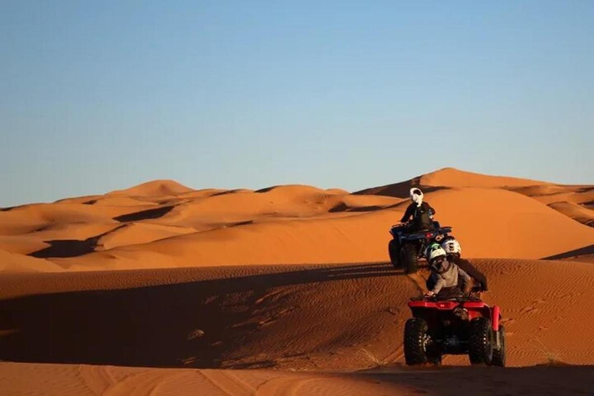 due persone che guidano quad nel deserto
