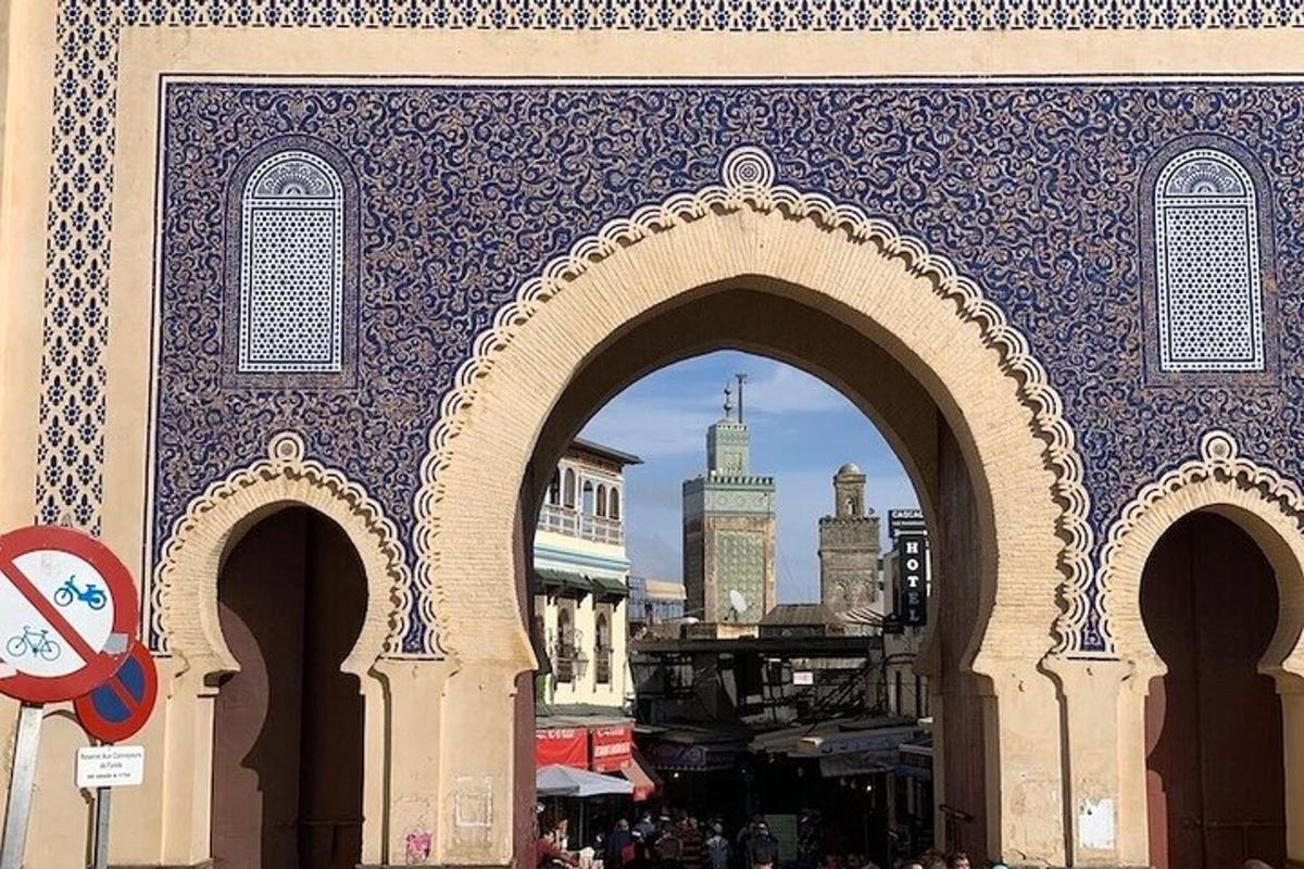un edifici blau i blanc amb una ciutat al fons