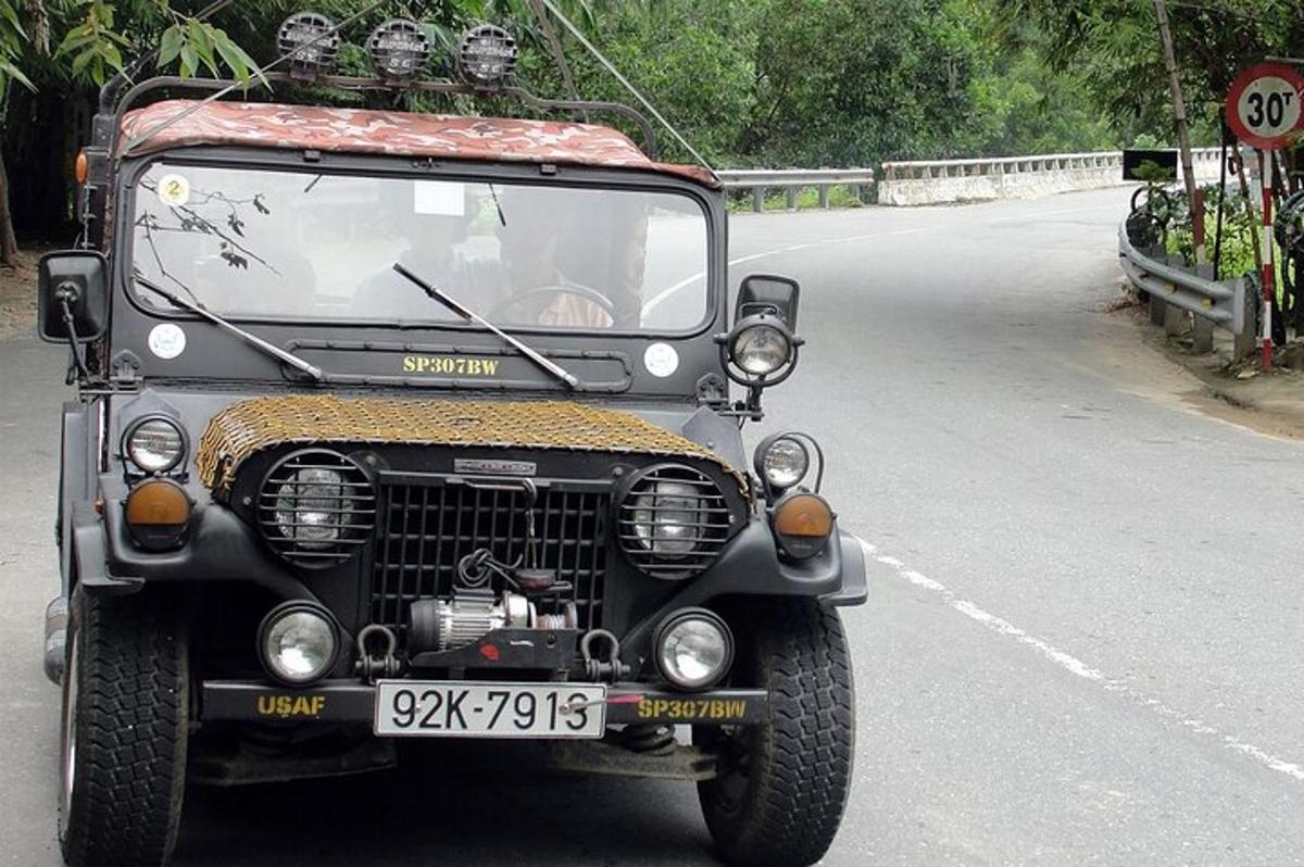 una jeep nera che percorre una strada