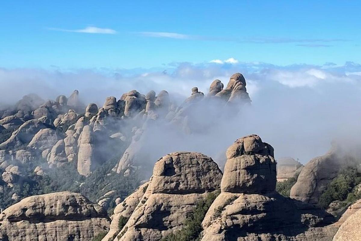 una vista de les muntanyes China Baste