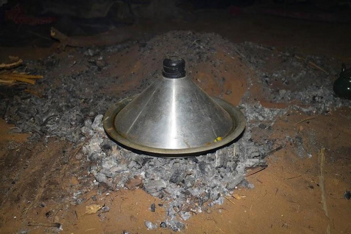 en metallgjenstand ligger på bakken