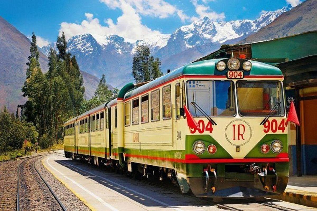 kereta api di landasan dengan latar belakang gunung