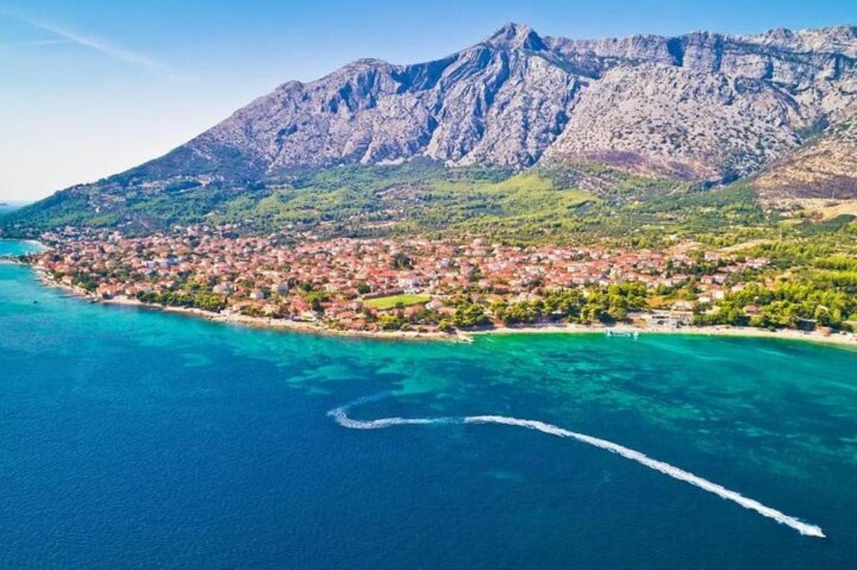 una vista aerea di una piccola isola nell'acqua