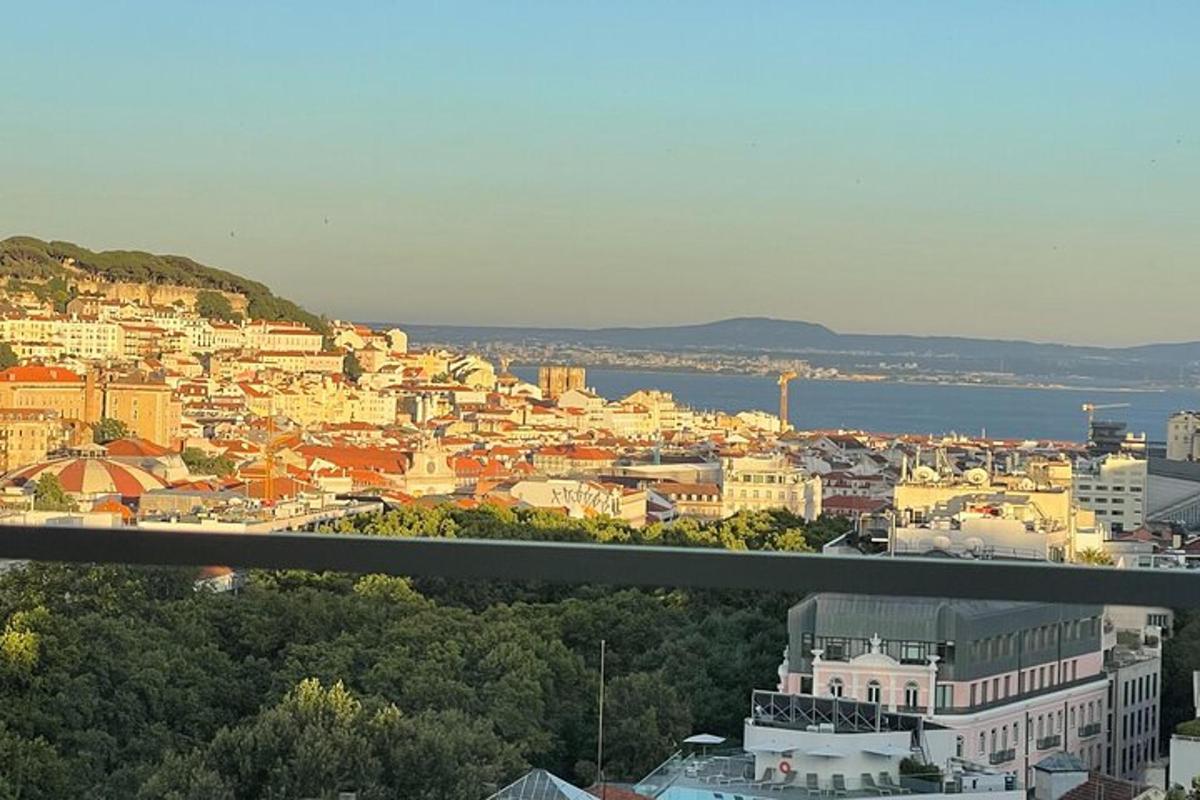 uma vista de uma cidade com edifícios e água