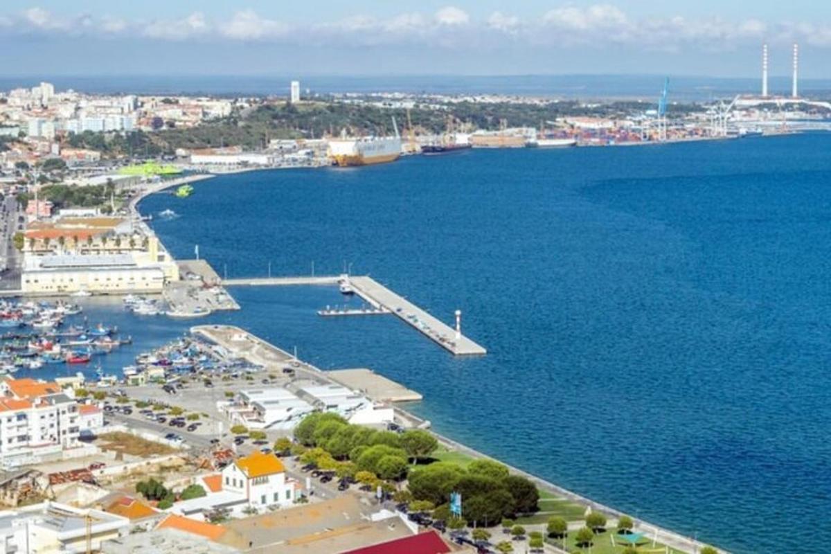 uma vista aérea de uma cidade e do oceano