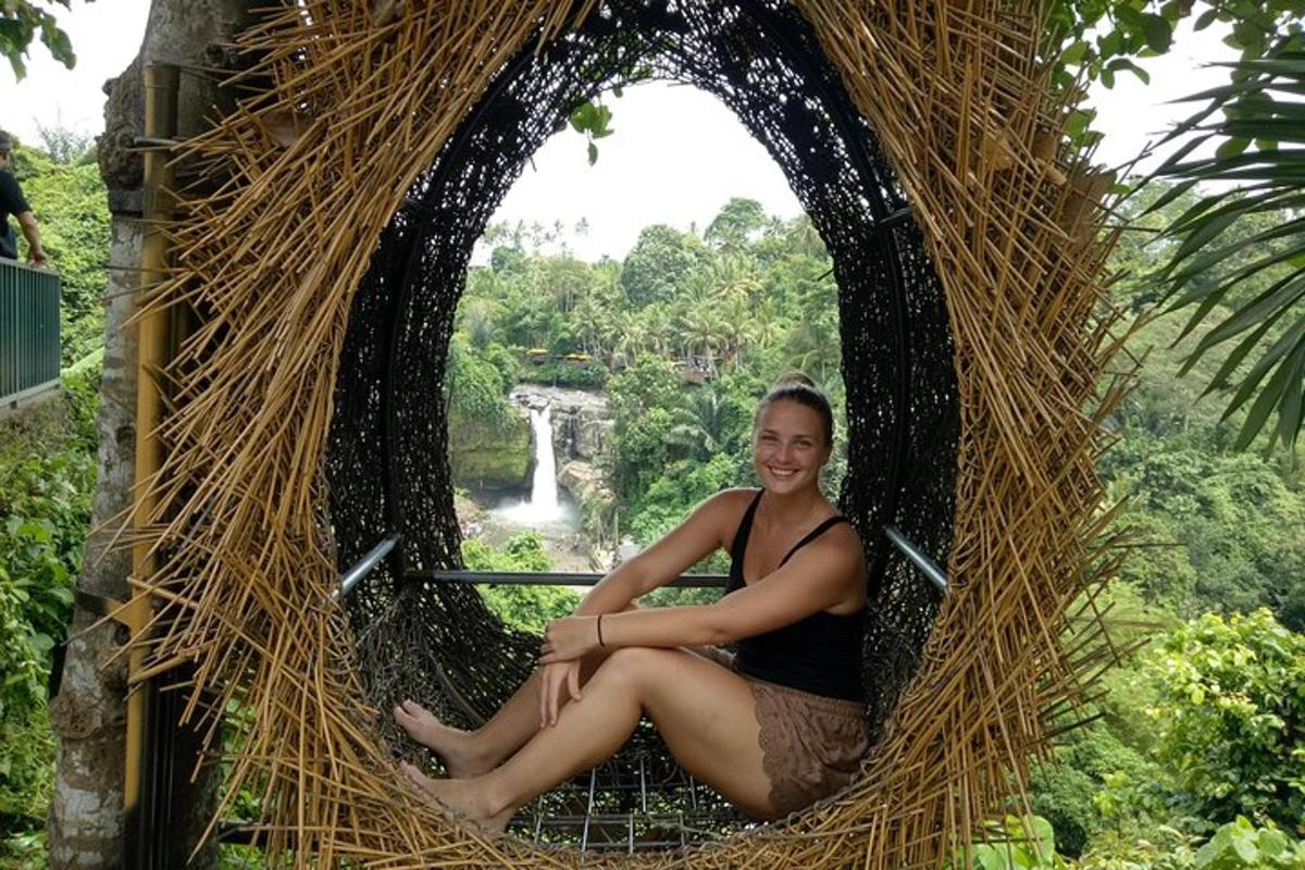 žena sedící usazená na stromě