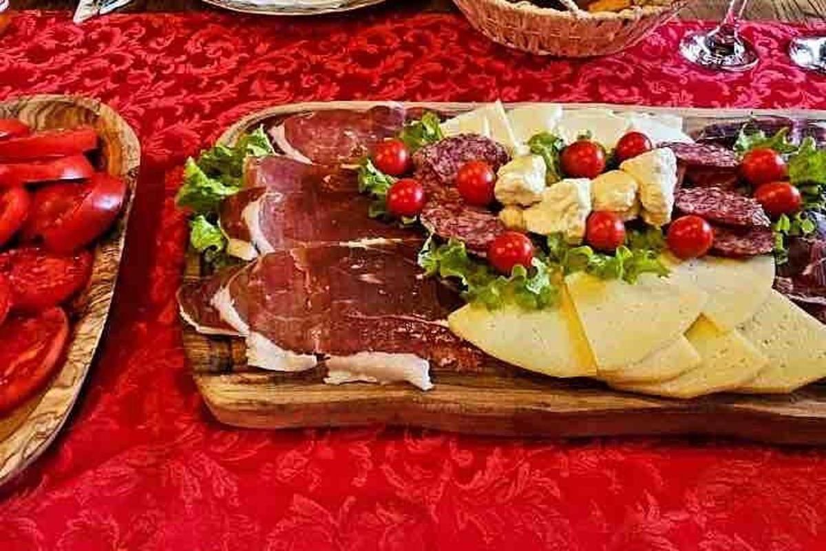 Una bandeja de comida con carne y verduras sobre una mesa.