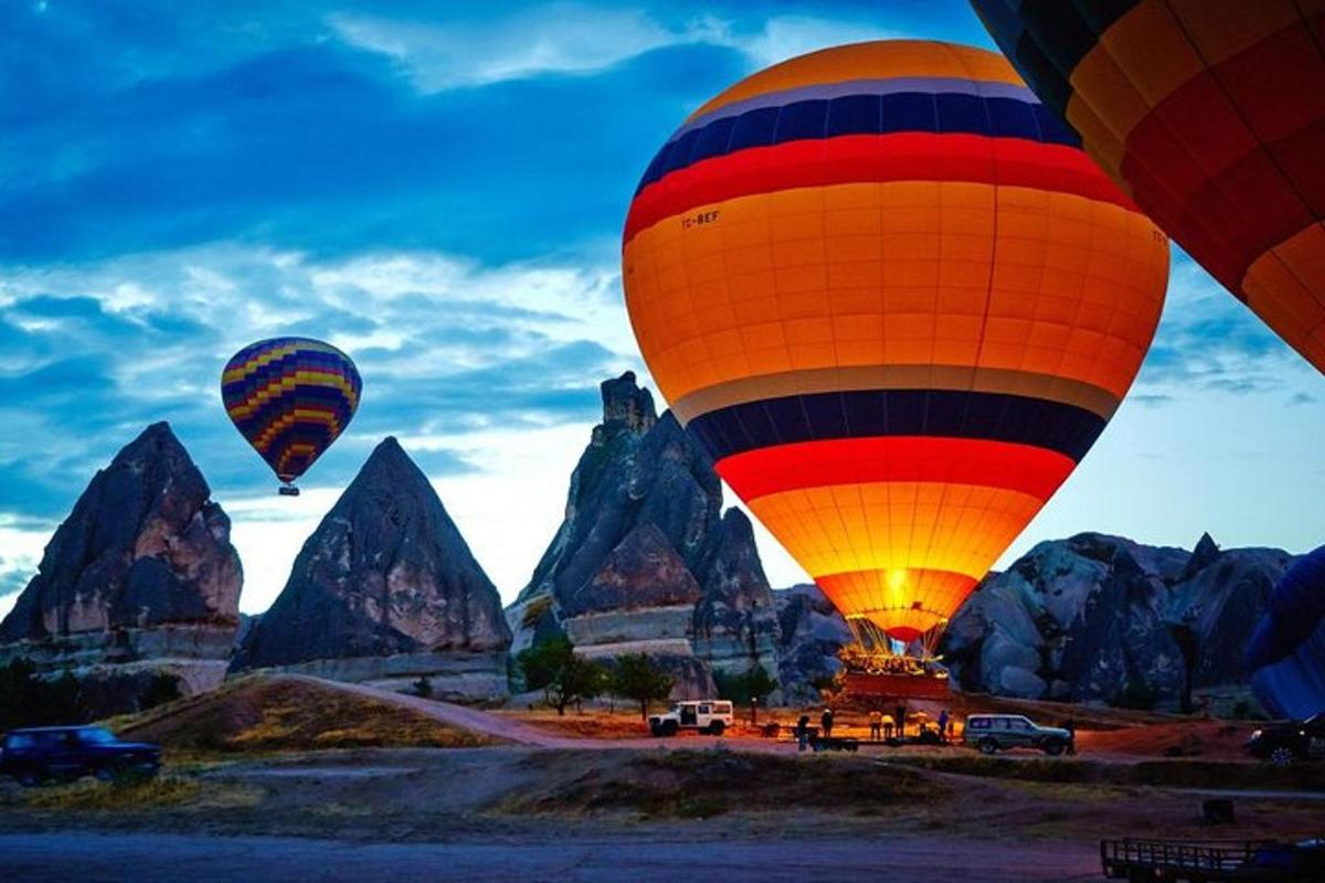 due mongolfiere stanno volando sopra le montagne