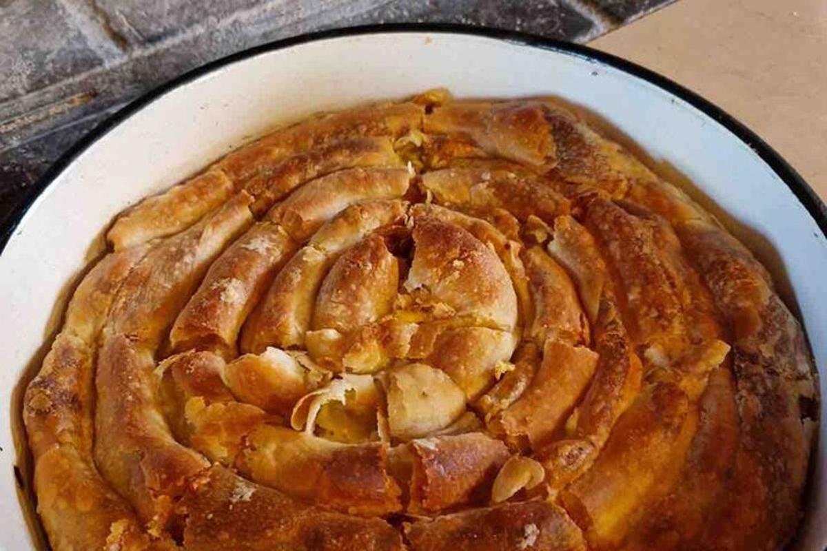 egy pite egy tányéron az asztalon