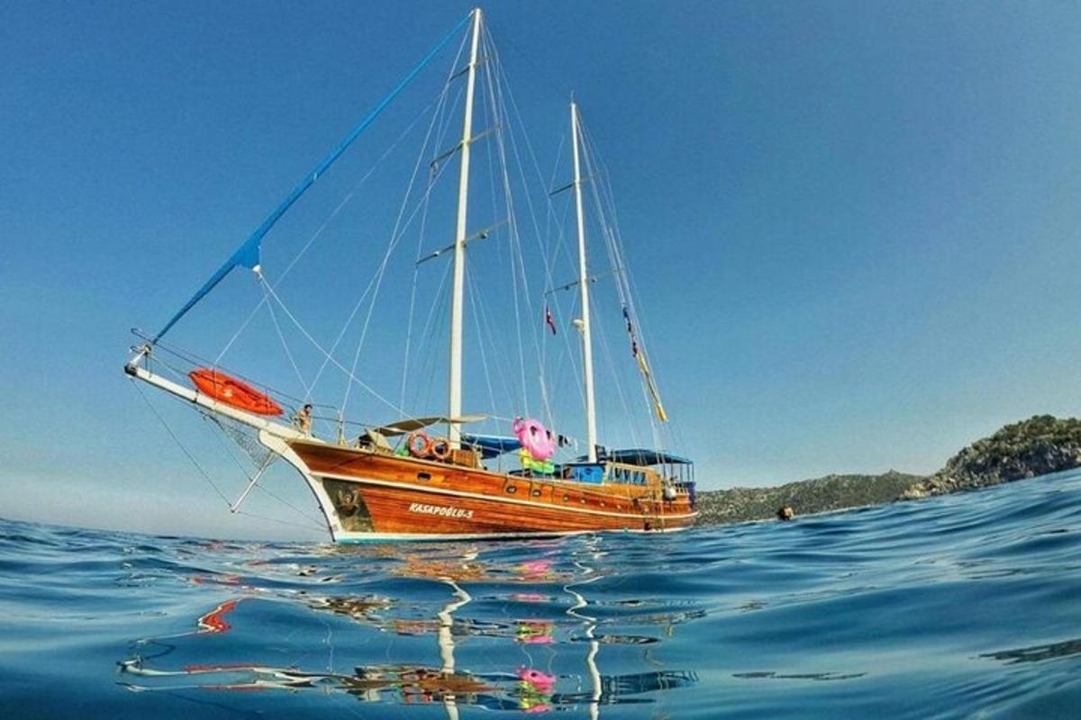 μια βάρκα που κάθεται στο νερό στον ωκεανό