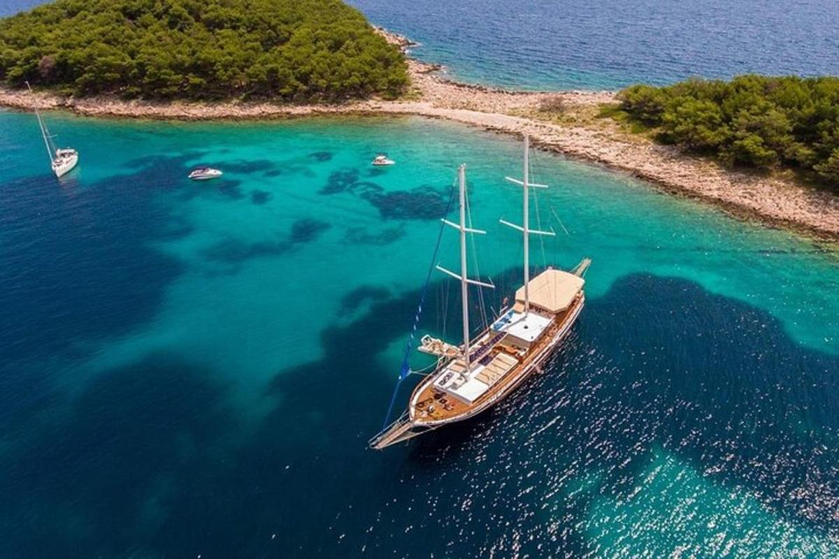 μια βάρκα που επιπλέει στο νερό κοντά σε ένα νησί